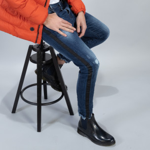 Blugi albaștri cu efect șifonat și bandă neagră pentru bărbați - FASHIONMIX.RO Blugi albaștri cu efect șifonat și bandă neagră pentru bărbați
