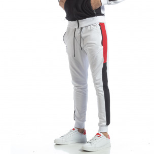 Pantaloni de trening de bărbați albi cu benzi - FASHIONMIX.RO Pantaloni de trening de bărbați albi cu benzi