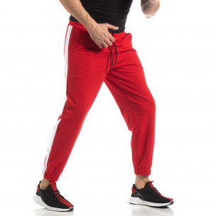 Pantaloni de trening pentru bărbați în roșu cu bandă - FASHIONMIX.RO Pantaloni de trening pentru bărbați în roșu cu bandă