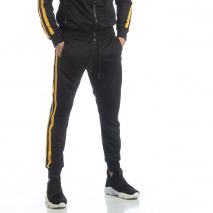 Pantaloni sport de bărbați Biker negri cu benzi galbene - FASHIONMIX.RO Pantaloni sport de bărbați Biker negri cu benzi galbene