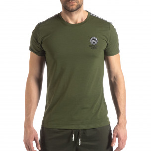 Tricou de bărbați verde cu logo și bandă - FASHIONMIX.RO Tricou de bărbați verde cu logo și bandă