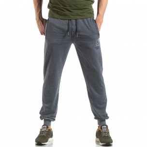 Pantaloni de trening albaștri cu efect șifonat de bărbați - FASHIONMIX.RO Pantaloni de trening albaștri cu efect șifonat de bărbați