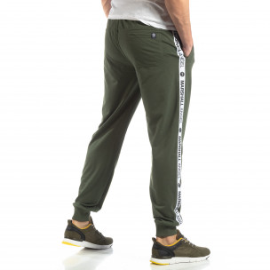 Pantaloni sport de bărbați verzi cu logo și benzi - FASHIONMIX.RO Pantaloni sport de bărbați verzi cu logo și benzi