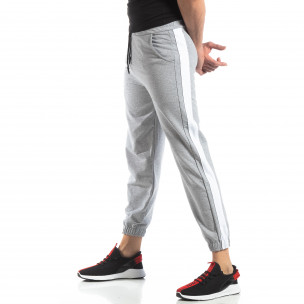 Pantaloni de trening pentru bărbați în gri cu bandă - FASHIONMIX.RO Pantaloni de trening pentru bărbați în gri cu bandă