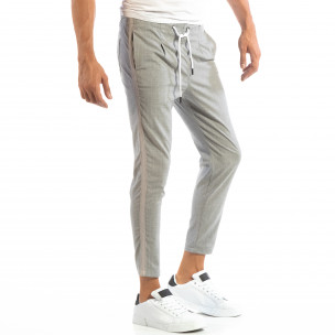 Pantaloni ușori în gri deschis în dungi pentru bărbați - FASHIONMIX.RO Pantaloni ușori în gri deschis în dungi pentru bărbați