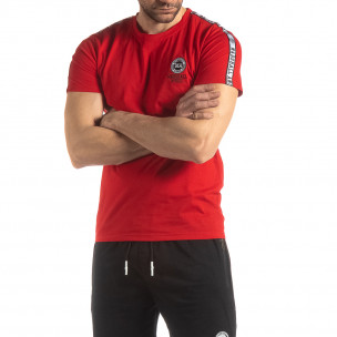 Tricou de bărbați roșu cu logo și bandă - FASHIONMIX.RO Tricou de bărbați roșu cu logo și bandă
