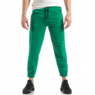 Pantaloni de trening pentru bărbați în verde cu bandă - FASHIONMIX.RO Pantaloni de trening pentru bărbați în verde cu bandă
