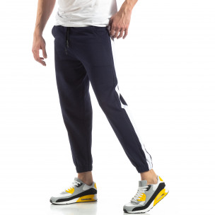 Pantaloni de trening pentru bărbați în albastru cu bandă - FASHIONMIX.RO Pantaloni de trening pentru bărbați în albastru cu bandă