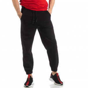 Pantaloni de trening pentru bărbați în negru cu bandă - FASHIONMIX.RO Pantaloni de trening pentru bărbați în negru cu bandă
