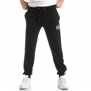 Pantaloni sport de bărbați negri cu logo și benzi - FASHIONMIX.RO Pantaloni sport de bărbați negri cu logo și benzi