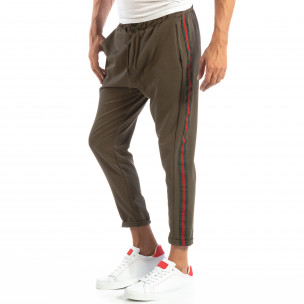 Pantaloni ușori în verde cu benzi pentru bărbați - FASHIONMIX.RO Pantaloni ușori în verde cu benzi pentru bărbați