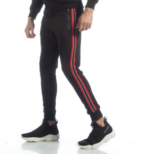 Pantaloni de trening negri cu benzi pentru bărbați - FASHIONMIX.RO Pantaloni de trening negri cu benzi pentru bărbați