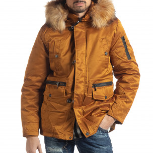 Parka pentru bărbați în camel cu blană pe glugă - FASHIONMIX.RO Parka pentru bărbați în camel cu blană pe glugă
