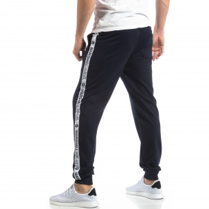 Pantaloni sport de bărbați albaștri cu logo și benzi - FASHIONMIX.RO Pantaloni sport de bărbați albaștri cu logo și benzi