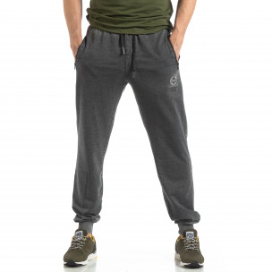 Pantaloni de trening gri cu efect șifonat de bărbați - FASHIONMIX.RO Pantaloni de trening gri cu efect șifonat de bărbați