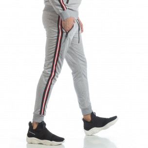 Pantaloni de trening 5 striped gri pentru bărbați - FASHIONMIX.RO Pantaloni de trening 5 striped gri pentru bărbați