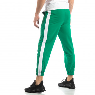 Pantaloni de trening pentru bărbați în verde cu bandă - FASHIONMIX.RO Pantaloni de trening pentru bărbați în verde cu bandă