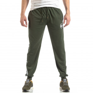 Pantaloni sport de bărbați verzi cu logo și benzi - FASHIONMIX.RO Pantaloni sport de bărbați verzi cu logo și benzi