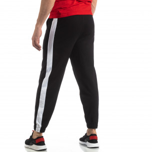 Pantaloni de trening pentru bărbați în negru cu bandă - FASHIONMIX.RO Pantaloni de trening pentru bărbați în negru cu bandă