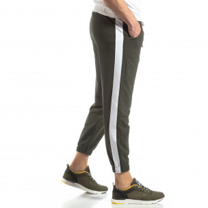 Pantaloni de trening pentru bărbați în verde militar cu bandă - FASHIONMIX.RO Pantaloni de trening pentru bărbați în verde militar cu bandă