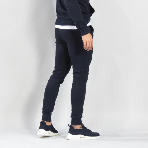 Pantaloni de trening de bărbați Basic bleumarin din bumbac - FASHIONMIX.RO Pantaloni de trening de bărbați Basic bleumarin din bumbac