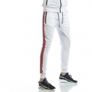 Pantaloni de trening albi cu benzi pentru bărbați - FASHIONMIX.RO Pantaloni de trening albi cu benzi pentru bărbați