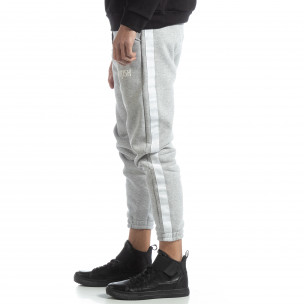Pantaloni de trening din bumbac în gri deschis British pentru bărbați - FASHIONMIX.RO Pantaloni de trening din bumbac în gri deschis British pentru bărbați