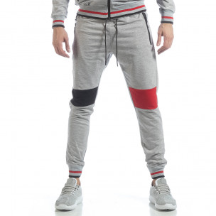 Pantaloni sport de bărbați gri cu accente - FASHIONMIX.RO Pantaloni sport de bărbați gri cu accente