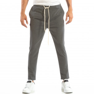 Pantaloni tip Jogger ușori în gri închis pentru bărbați - FASHIONMIX.RO Pantaloni tip Jogger ușori în gri închis pentru bărbați