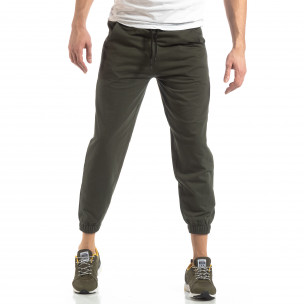 Pantaloni de trening pentru bărbați în verde militar cu bandă - FASHIONMIX.RO Pantaloni de trening pentru bărbați în verde militar cu bandă