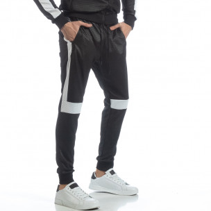 Pantaloni sport de bărbați negri cu alb - FASHIONMIX.RO Pantaloni sport de bărbați negri cu alb