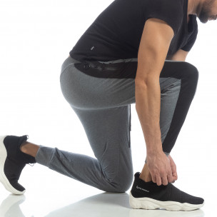 Pantaloni sport Biker de bărbați gri deschis cu bandă - FASHIONMIX.RO Pantaloni sport Biker de bărbați gri deschis cu bandă