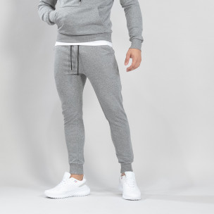 Pantaloni de trening de bărbați Basic gri din bumbac - FASHIONMIX.RO Pantaloni de trening de bărbați Basic gri din bumbac