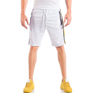 Pantaloni scurți de bărbați albi cu benzi și fermoare la buzunare - FASHIONMIX.RO Pantaloni scurți de bărbați albi cu benzi și fermoare la buzunare