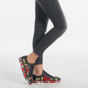 Teniși negri de dama din piele ecologica cu pietre și flori brodate - FASHIONMIX.RO Teniși negri de dama din piele ecologica cu pietre și flori brodate