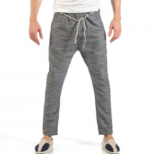 Pantaloni de bărbați gri cu șiret la talie - FASHIONMIX.RO Pantaloni de bărbați gri cu șiret la talie