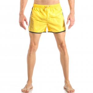 Costum de baie pentru bărbați galben cu banda verde neon - FASHIONMIX.RO Costum de baie pentru bărbați galben cu banda verde neon