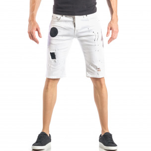 Blugi scurți de bărbați albi cu picaturi și patch-uri negri - FASHIONMIX.RO Blugi scurți de bărbați albi cu picaturi și patch-uri negri