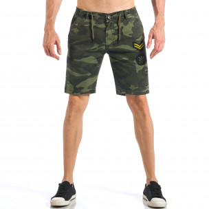 Pantaloni scurți de bărbați camuflaj cu embleme - FASHIONMIX.RO Pantaloni scurți de bărbați camuflaj cu embleme