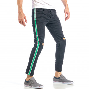 Blugi de bărbați negri cu rupturi și benzi în alb-verde - FASHIONMIX.RO Blugi de bărbați negri cu rupturi și benzi în alb-verde