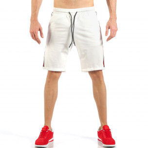 Pantaloni scurți de bărbați albi cu banda neagra-roșu - FASHIONMIX.RO Pantaloni scurți de bărbați albi cu banda neagra-roșu