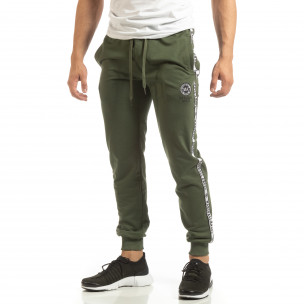 Pantaloni de trening verzi pentru bărbați cu benzi logo - FASHIONMIX.RO Pantaloni de trening verzi pentru bărbați cu benzi logo