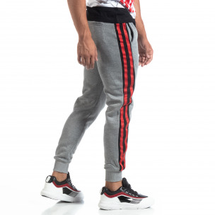 Pantaloni trening de bărbați flaușați gri cu benzi - FASHIONMIX.RO Pantaloni trening de bărbați flaușați gri cu benzi