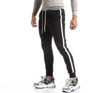 Pantaloni sport de bărbați flaușați negri cu banda albă - FASHIONMIX.RO Pantaloni sport de bărbați flaușați negri cu banda albă