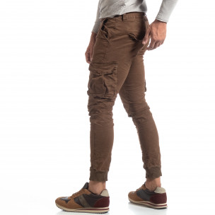 Pantaloni cargo șifonați în culoarea de cafea pentru bărbați - FASHIONMIX.RO Pantaloni cargo șifonați în culoarea de cafea pentru bărbați