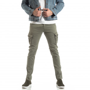 Pantaloni în gri-bej tip cargo pentru bărbați - FASHIONMIX.RO Pantaloni în gri-bej tip cargo pentru bărbați