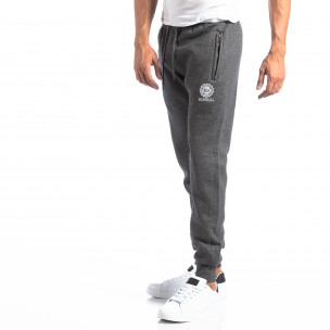 Pantaloni sport gri cu logo pentru bărbați - FASHIONMIX.RO Pantaloni sport gri cu logo pentru bărbați