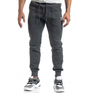 Pantaloni de trening de bărbați gri cu buzunare aplicate - FASHIONMIX.RO Pantaloni de trening de bărbați gri cu buzunare aplicate