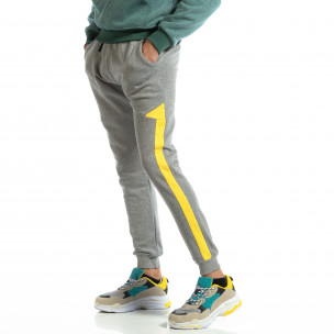 Pantaloni sport pentru bărbați din bumbac gri cu galben - FASHIONMIX.RO Pantaloni sport pentru bărbați din bumbac gri cu galben