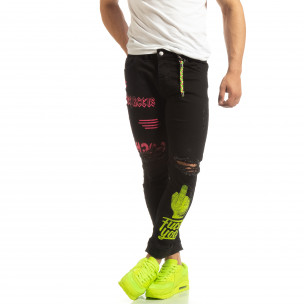 Blugi de bărbați negri cu rupturi și imprimeu colorat - FASHIONMIX.RO Blugi de bărbați negri cu rupturi și imprimeu colorat